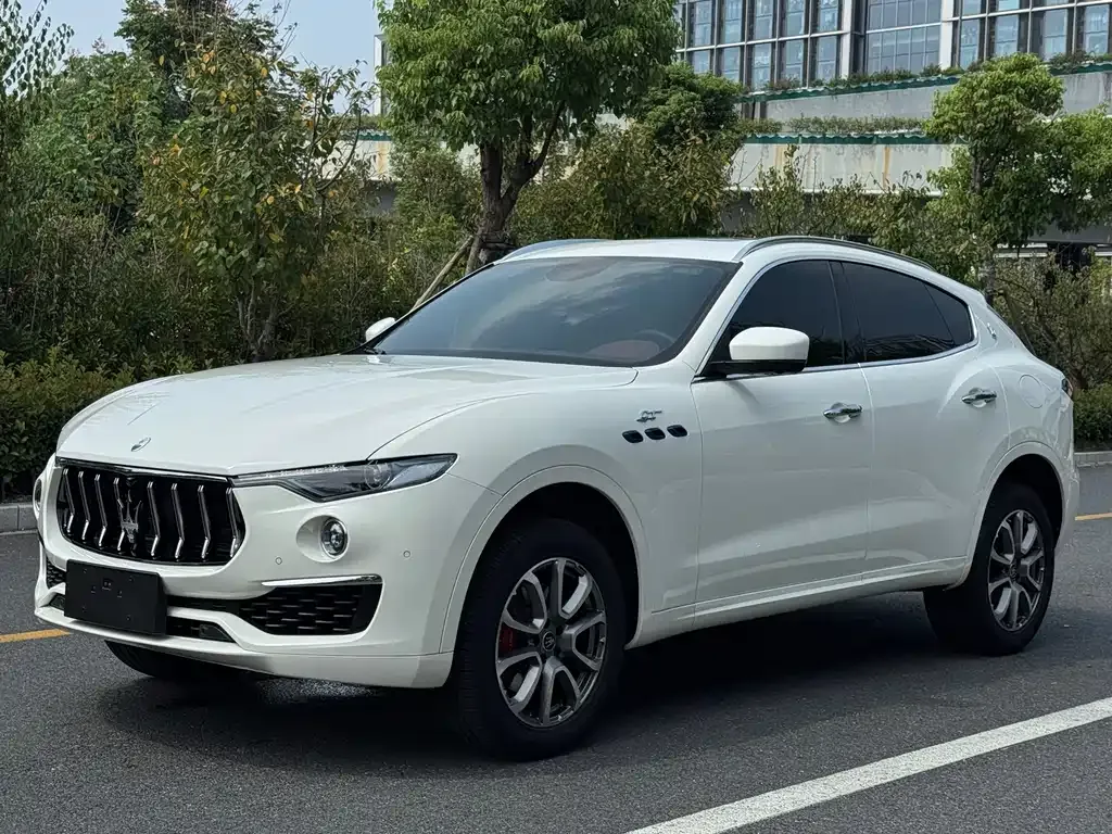Maserati Levante — фото 1