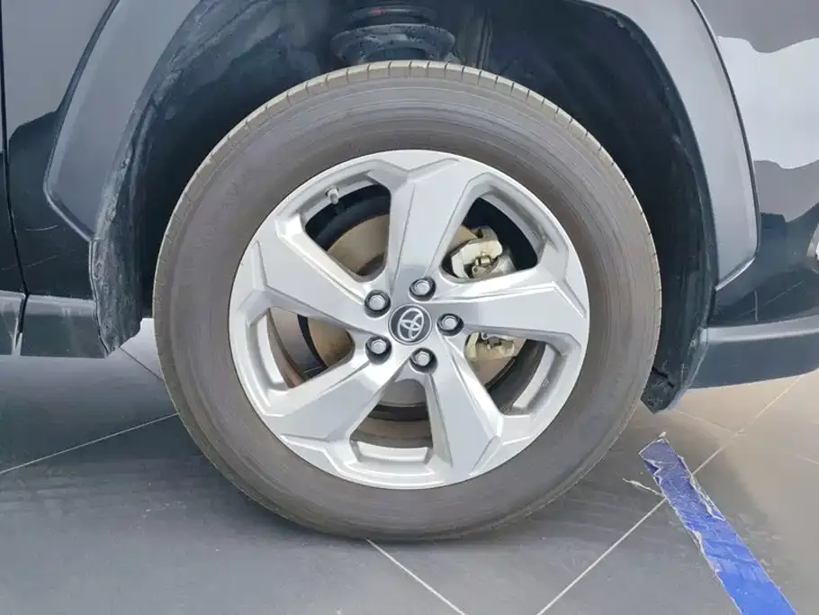 Toyota RAV4 — фото 7