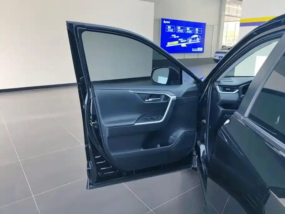 Toyota RAV4 — фото 10