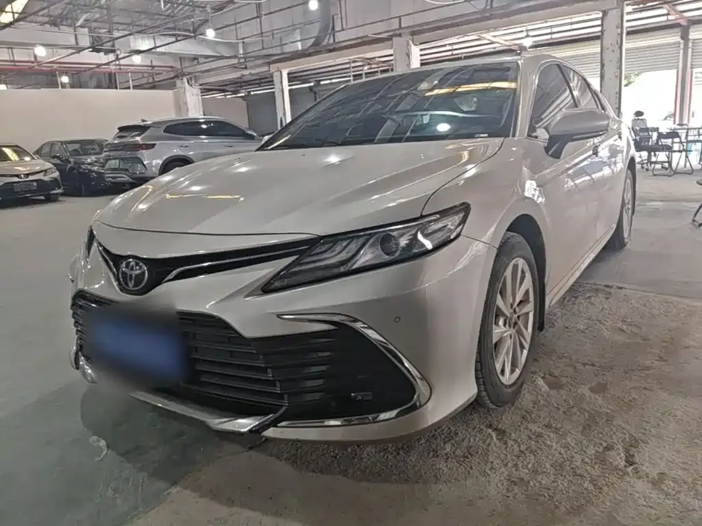 Toyota Camry — фото 1