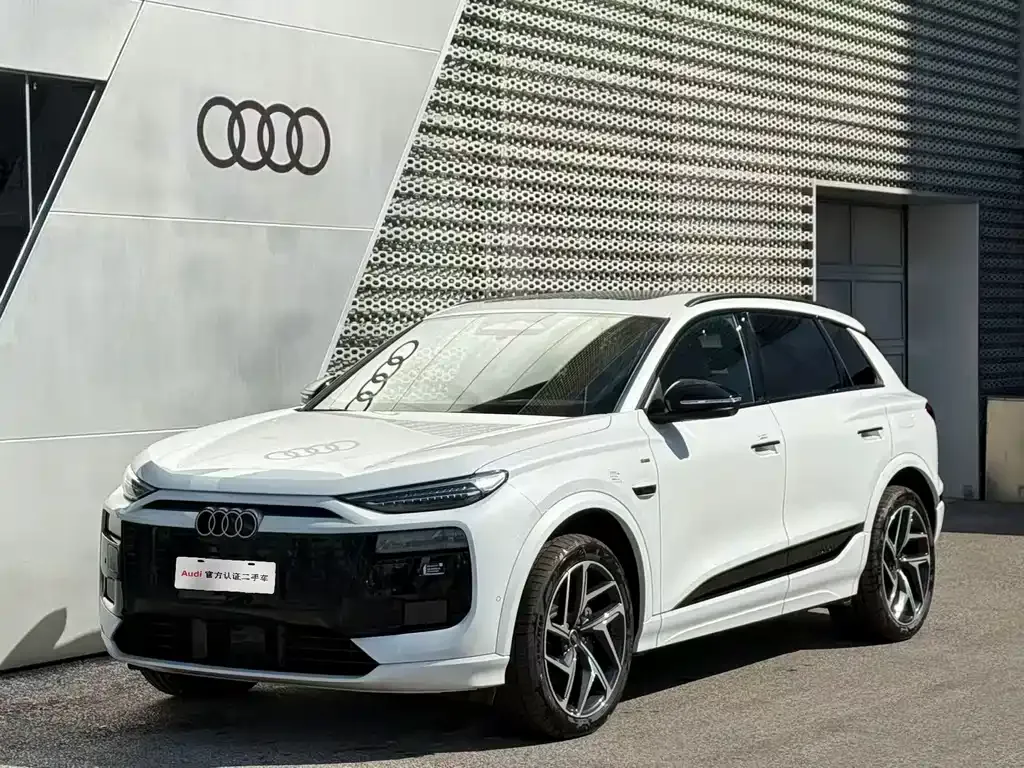 Audi Q6L e-tron — фото 1