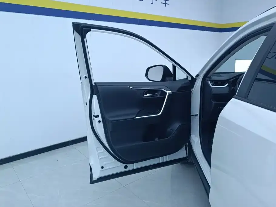 Toyota RAV4 — фото 3