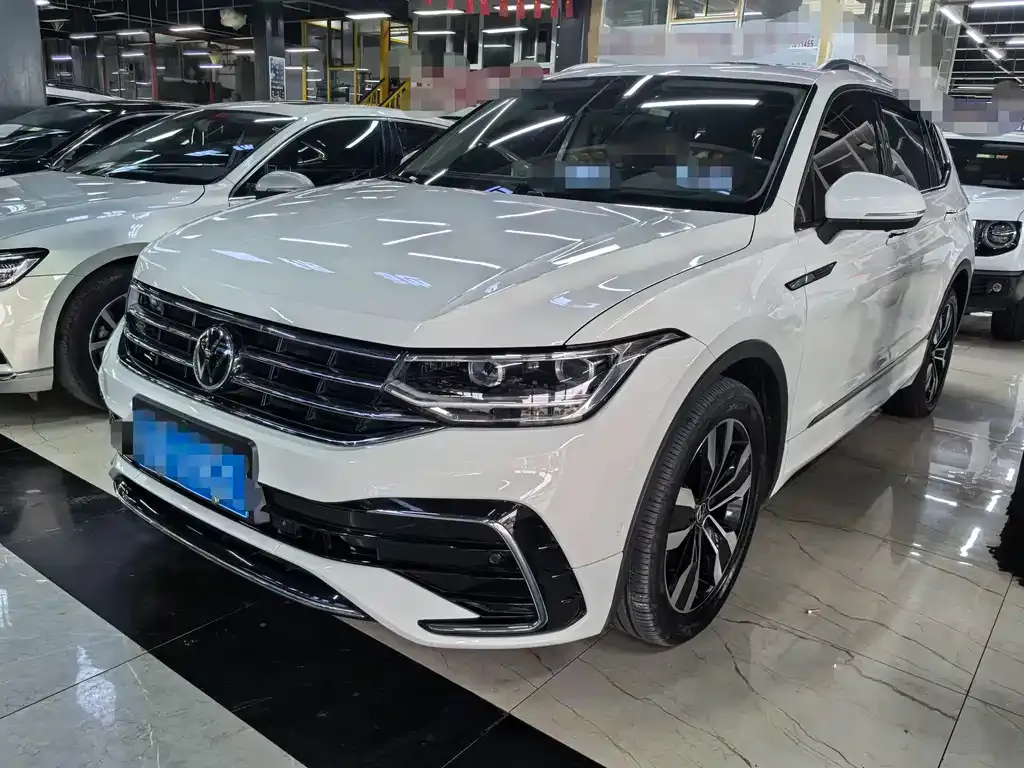 Volkswagen Tiguan L — фото 1
