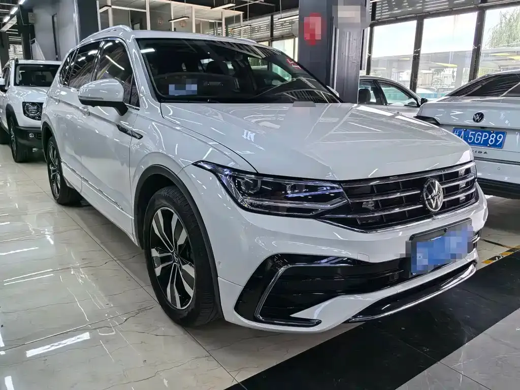 Volkswagen Tiguan L — фото 7