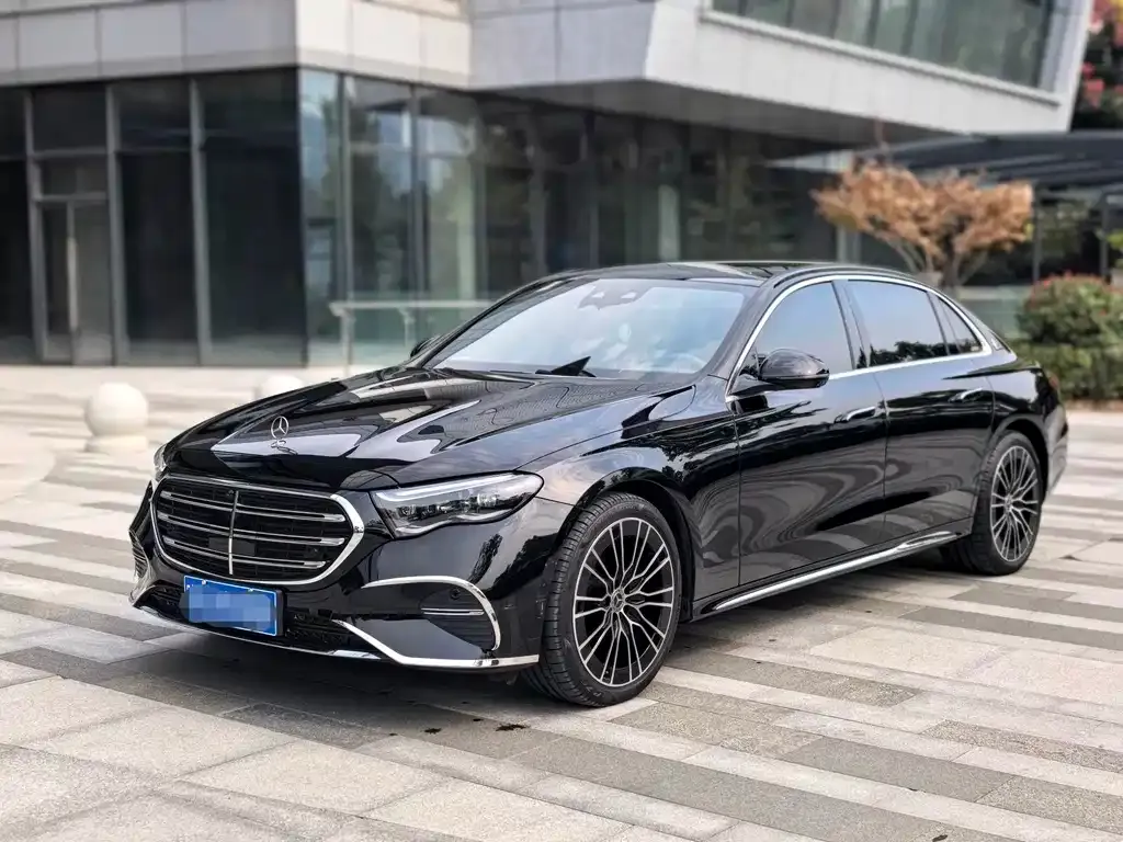 Mercedes-Benz E-Class — фото 1