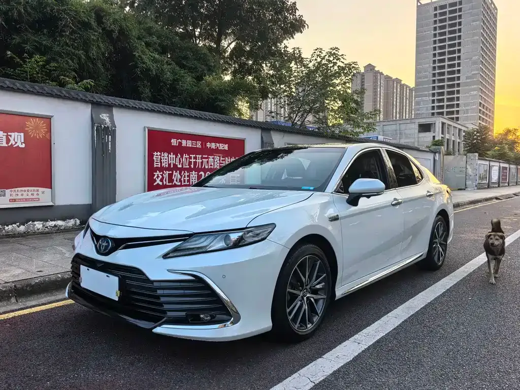 Toyota Camry — фото 1