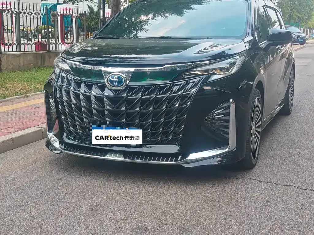 Toyota Sienna — фото 1