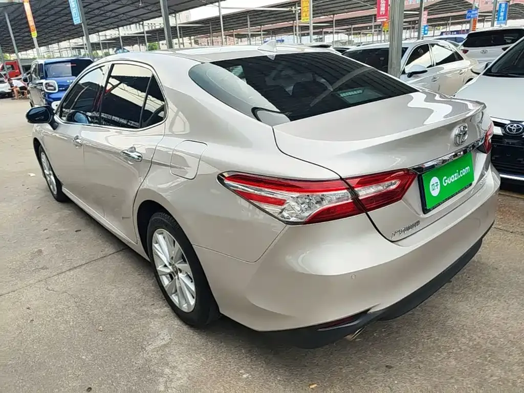 Toyota Camry — фото 2