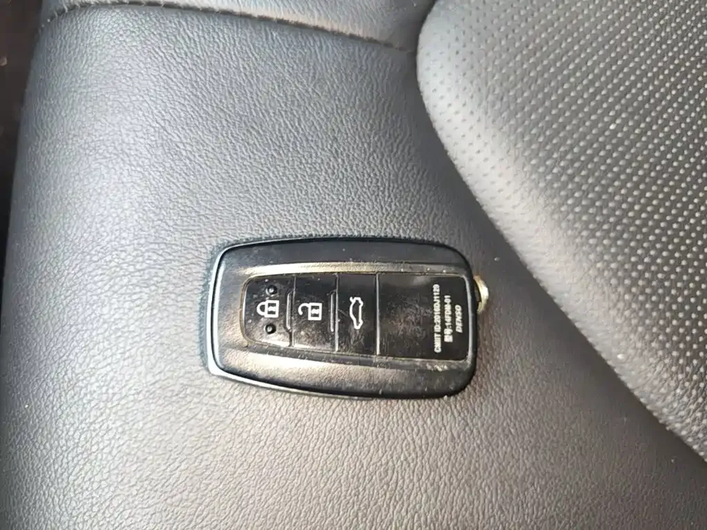 Toyota Camry — фото 5