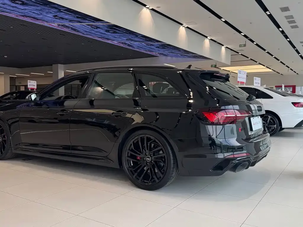 Audi RS 4 — фото 5