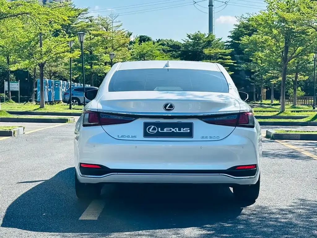 Lexus ES — фото 10