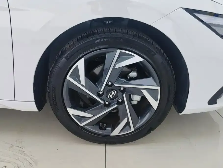 Hyundai Elantra — фото 3