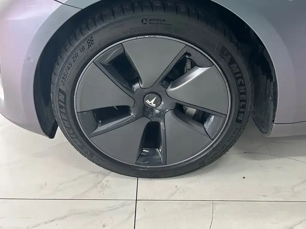 Tesla Model 3 — фото 3