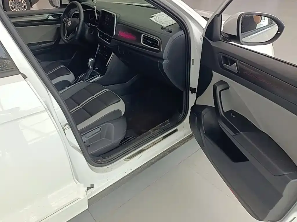 Volkswagen T-Roc — фото 10