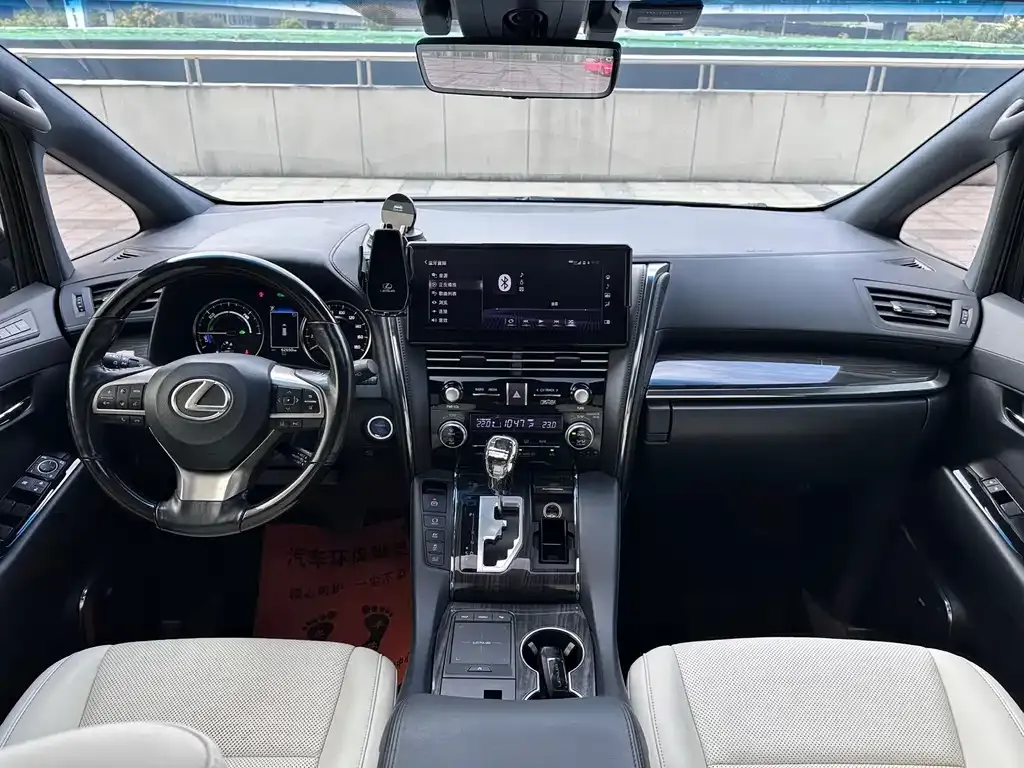 Lexus LM — фото 3
