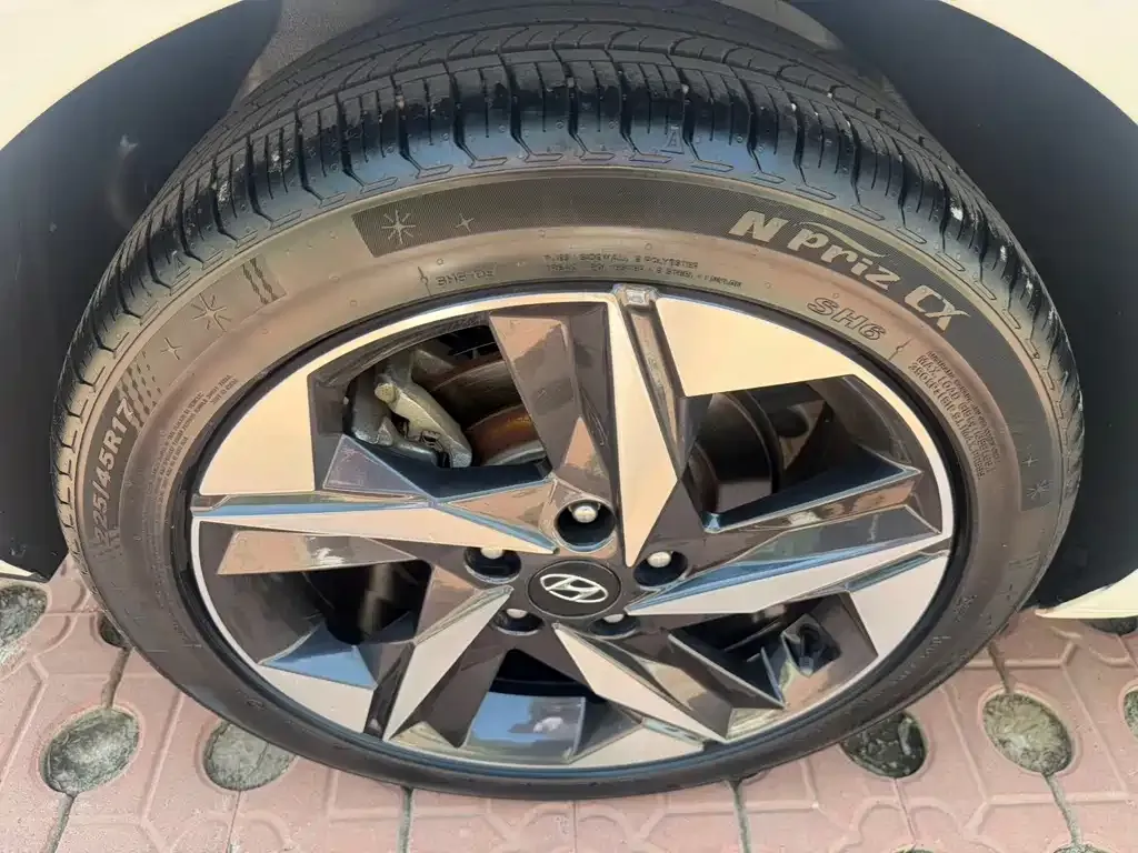 Hyundai Elantra — фото 10