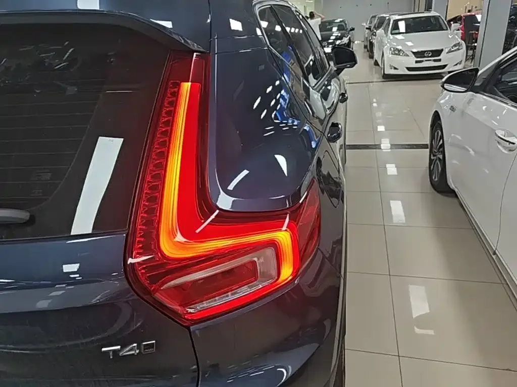 Volvo XC40 — фото 9