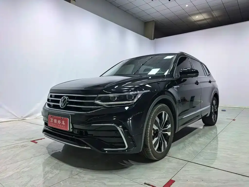 Volkswagen Tiguan L — фото 1