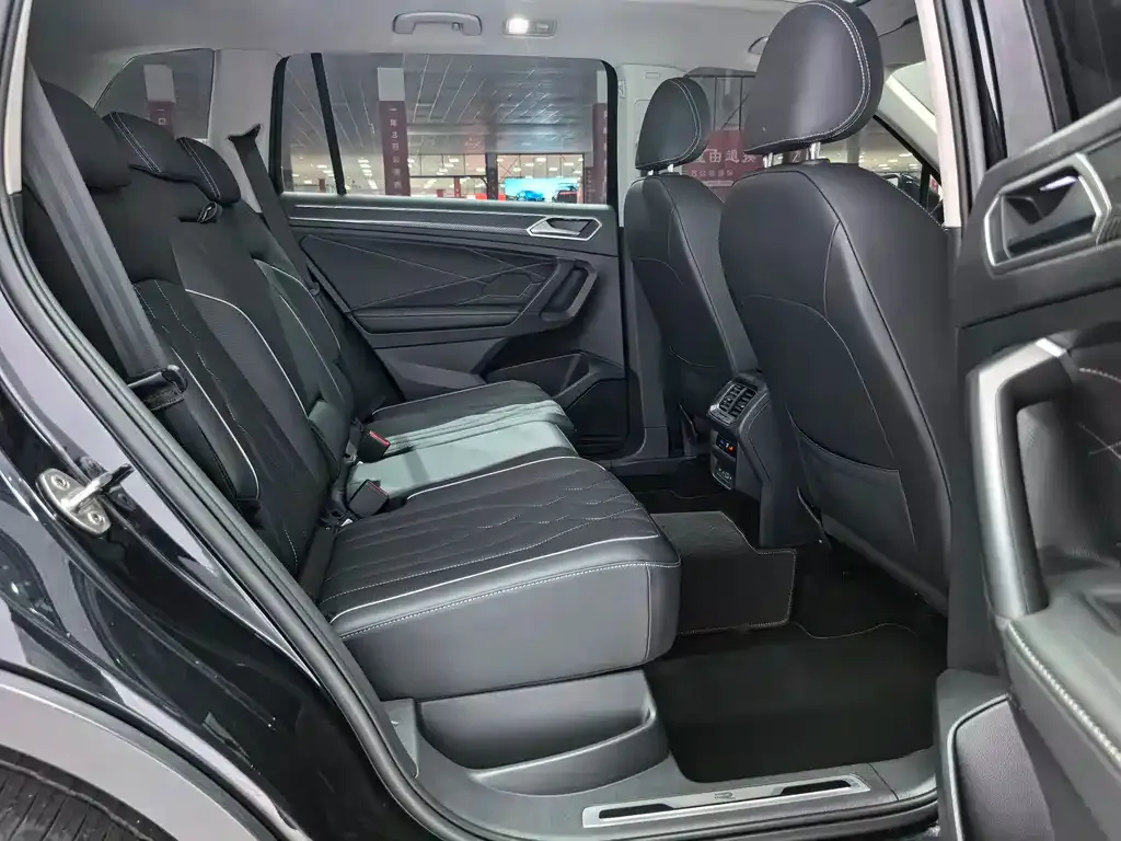 Volkswagen Tiguan L — фото 10