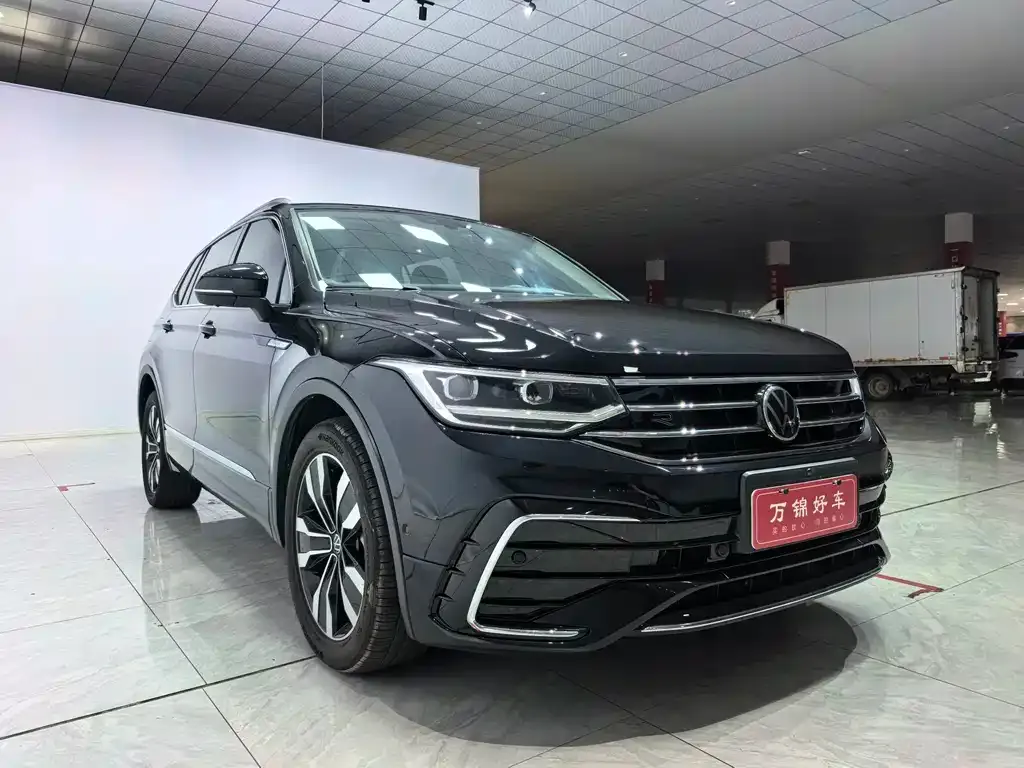 Volkswagen Tiguan L — фото 2