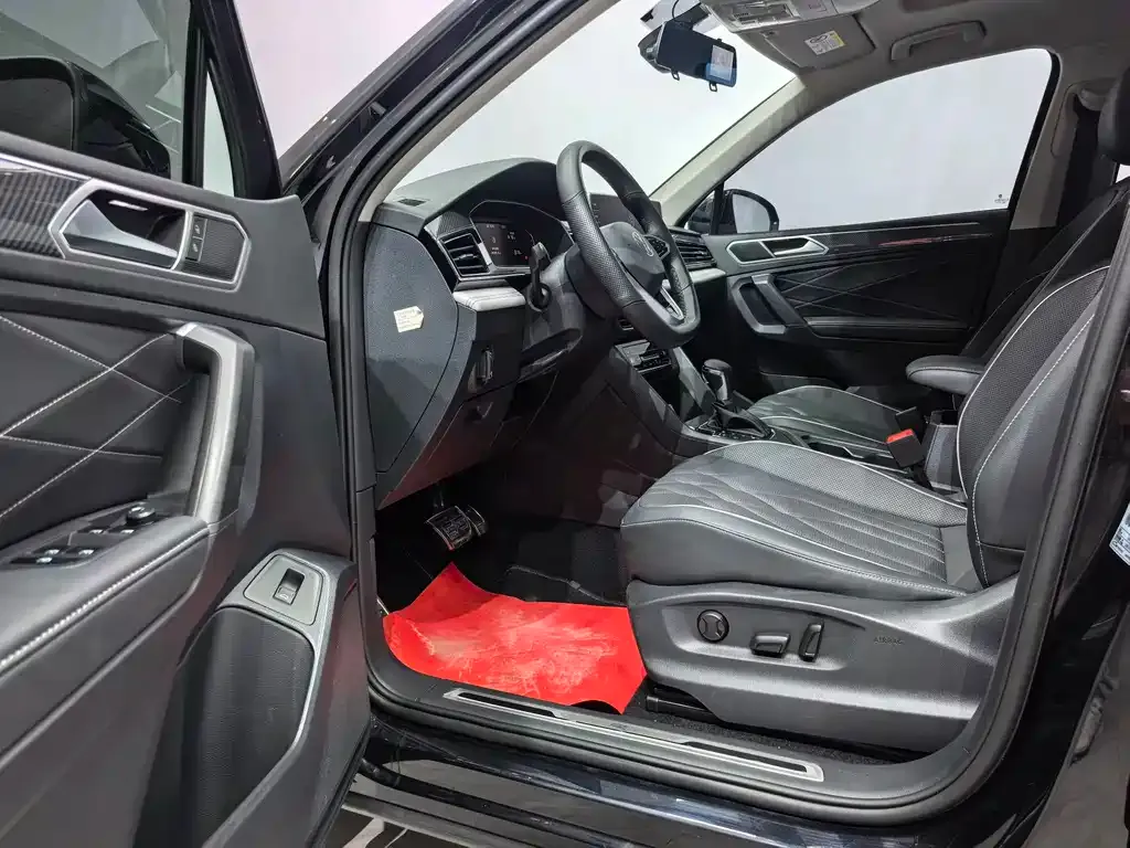 Volkswagen Tiguan L — фото 4