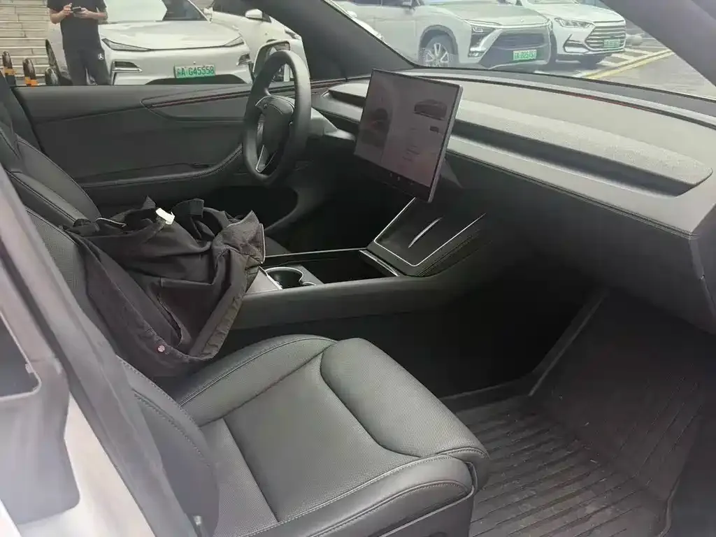 Tesla Model Y L — фото 4