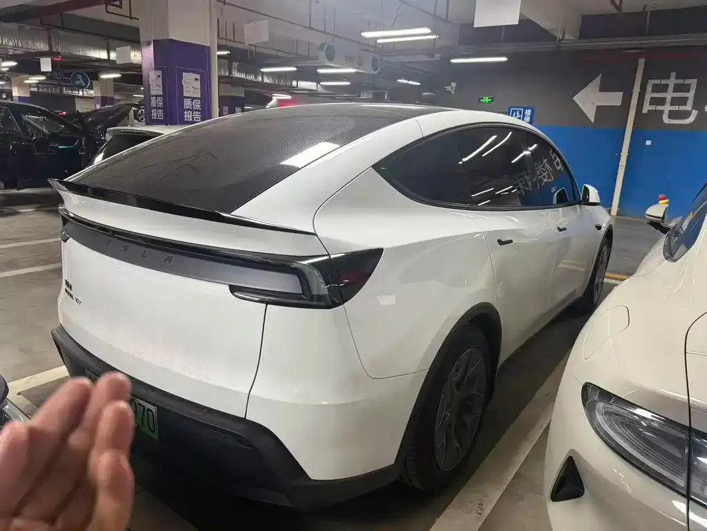 Tesla Model Y L — фото 5