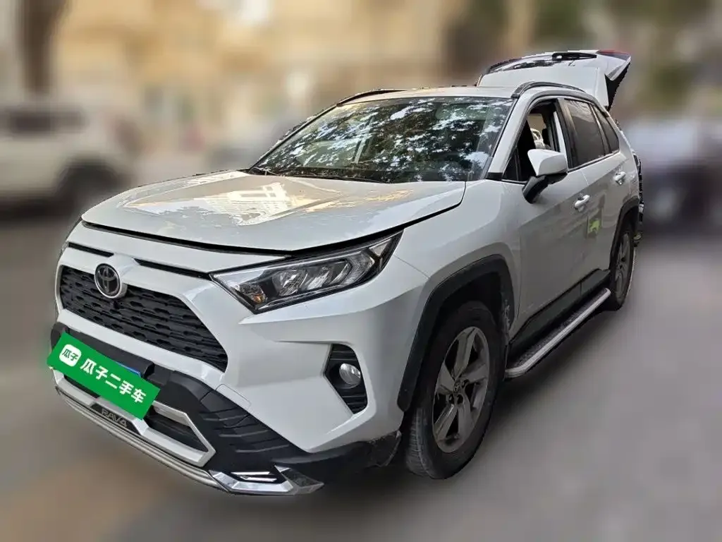 Toyota RAV4 — фото 1
