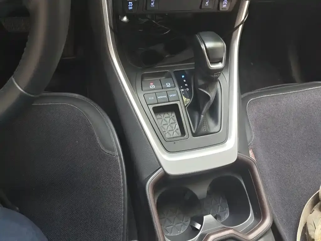 Toyota RAV4 — фото 2