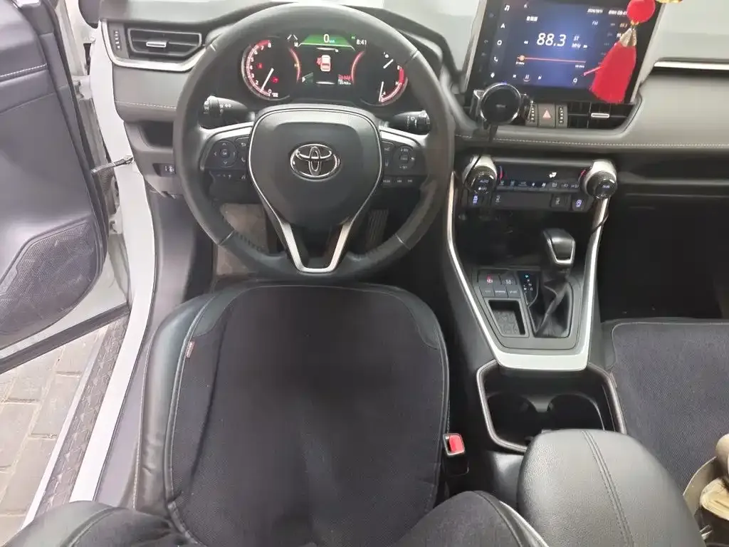 Toyota RAV4 — фото 8