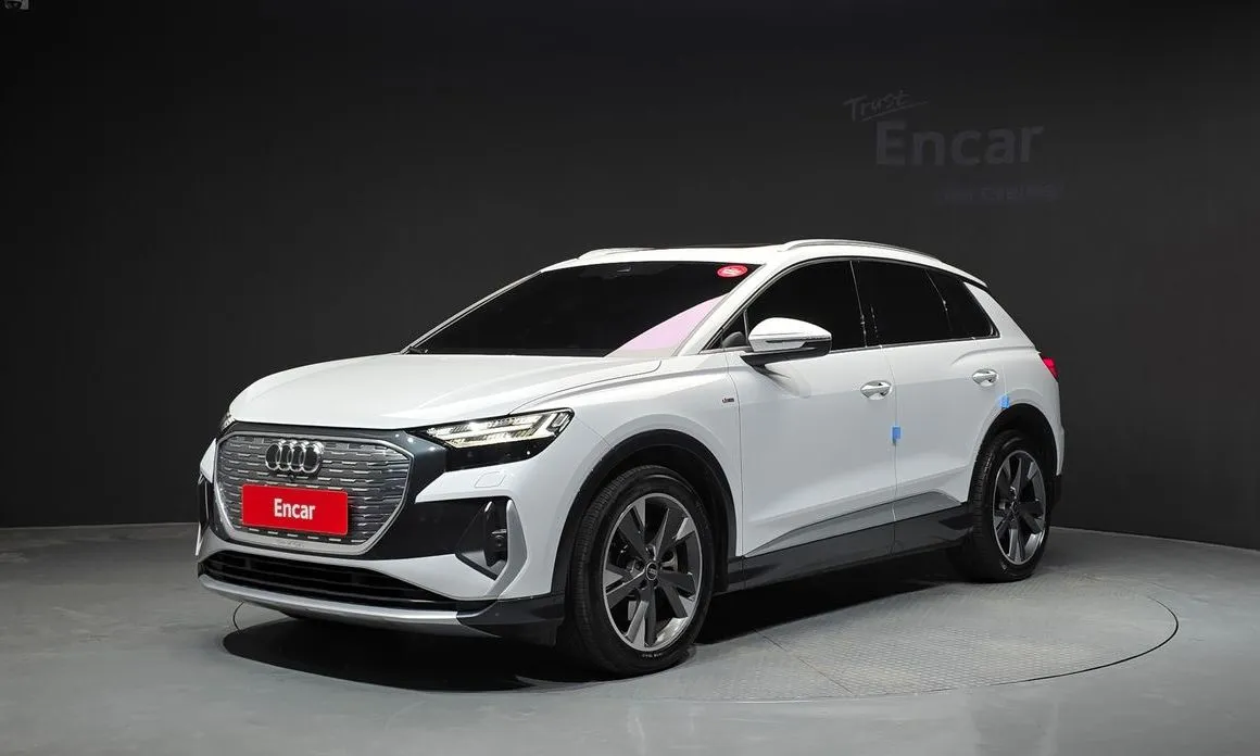 Audi Q4 e-tron — фото 1