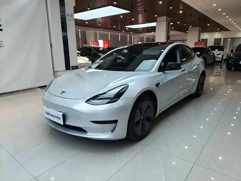 Tesla Model 3 — фото 1