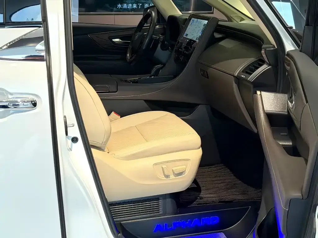 Toyota Alphard — фото 7