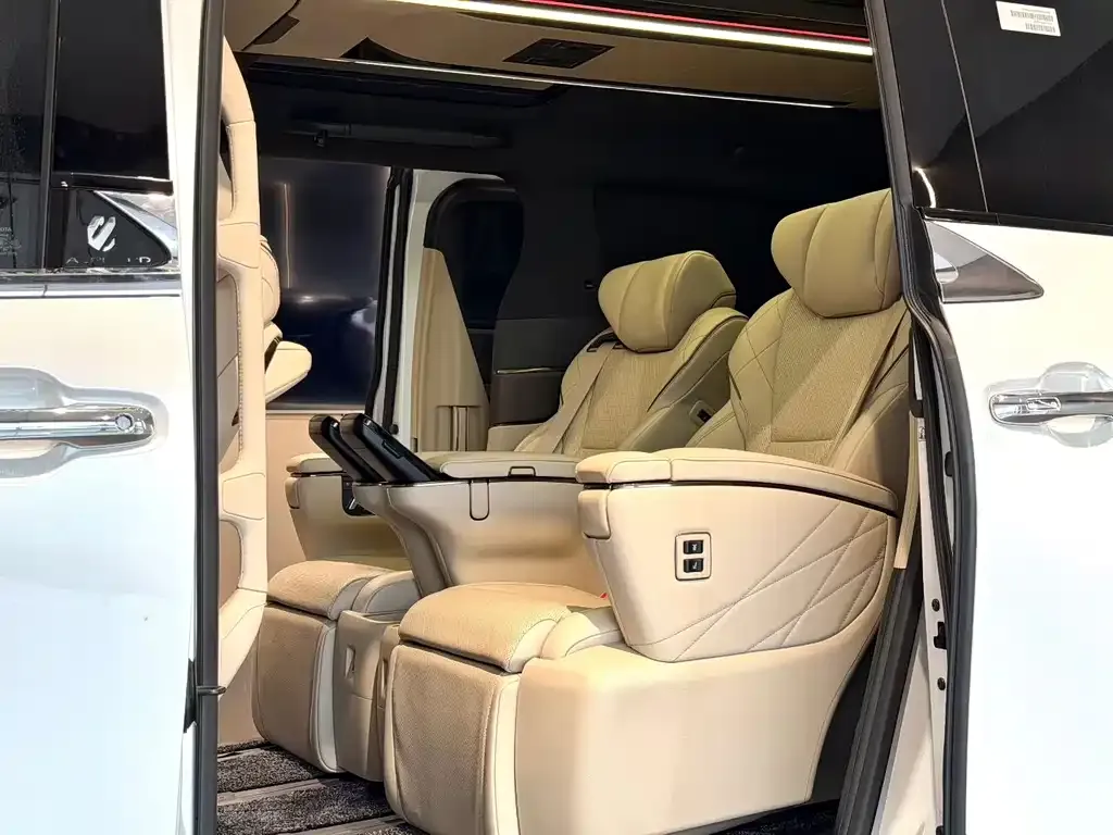 Toyota Alphard — фото 5