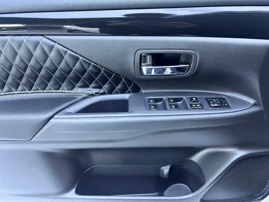 Mitsubishi Outlander — фото 2