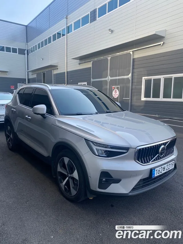 Volvo XC40 — фото 9