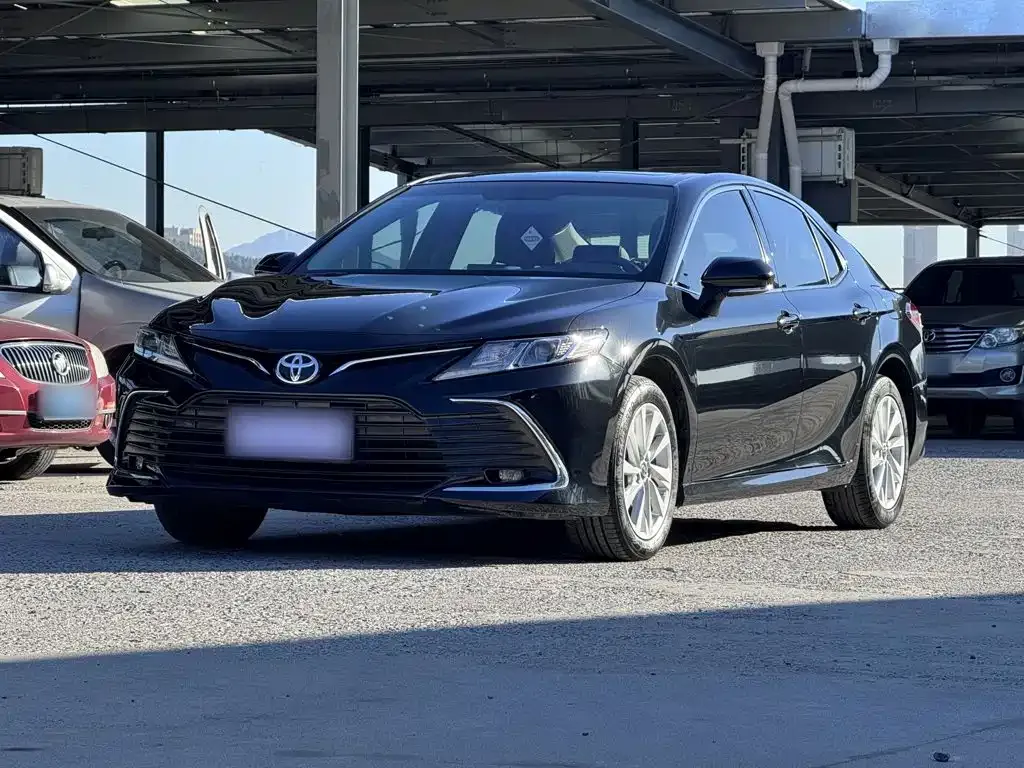 Toyota Camry — фото 1