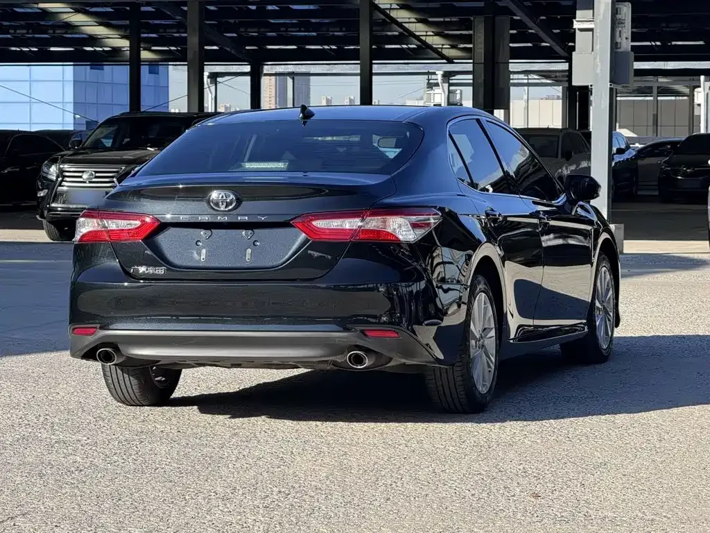 Toyota Camry — фото 9