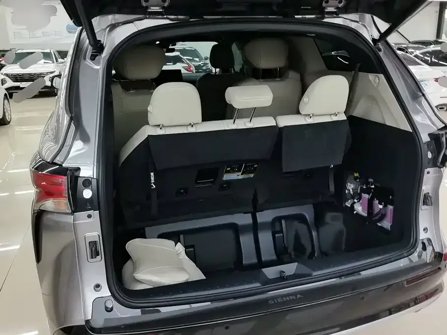 Toyota Sienna — фото 2