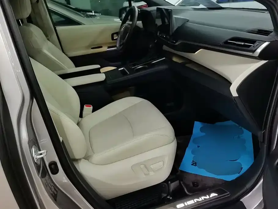 Toyota Sienna — фото 10