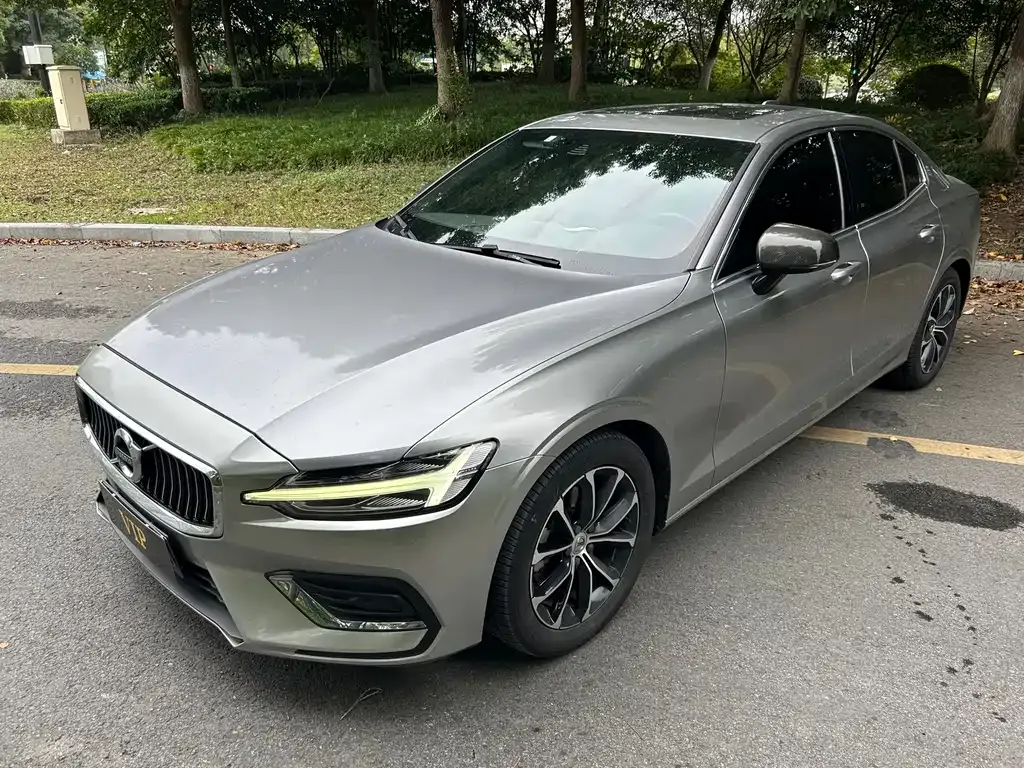 Volvo S60 — фото 1