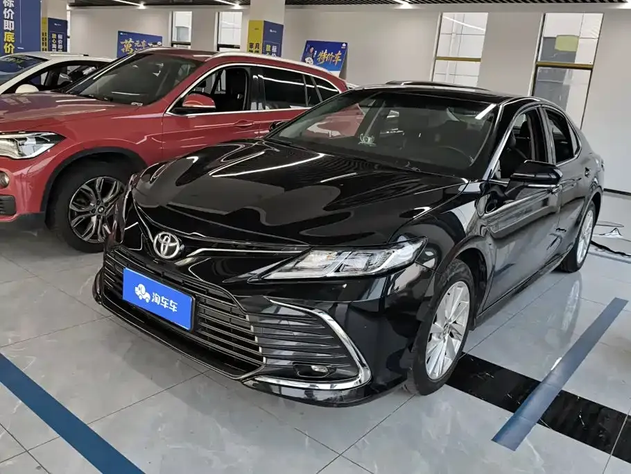 Toyota Camry — фото 1