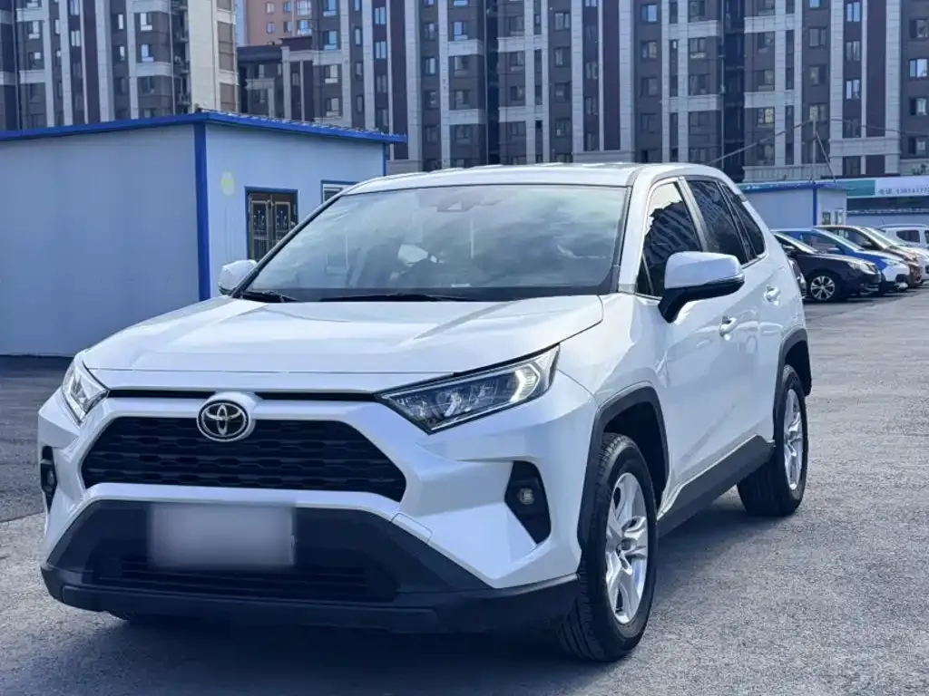 Toyota RAV4 — фото 1