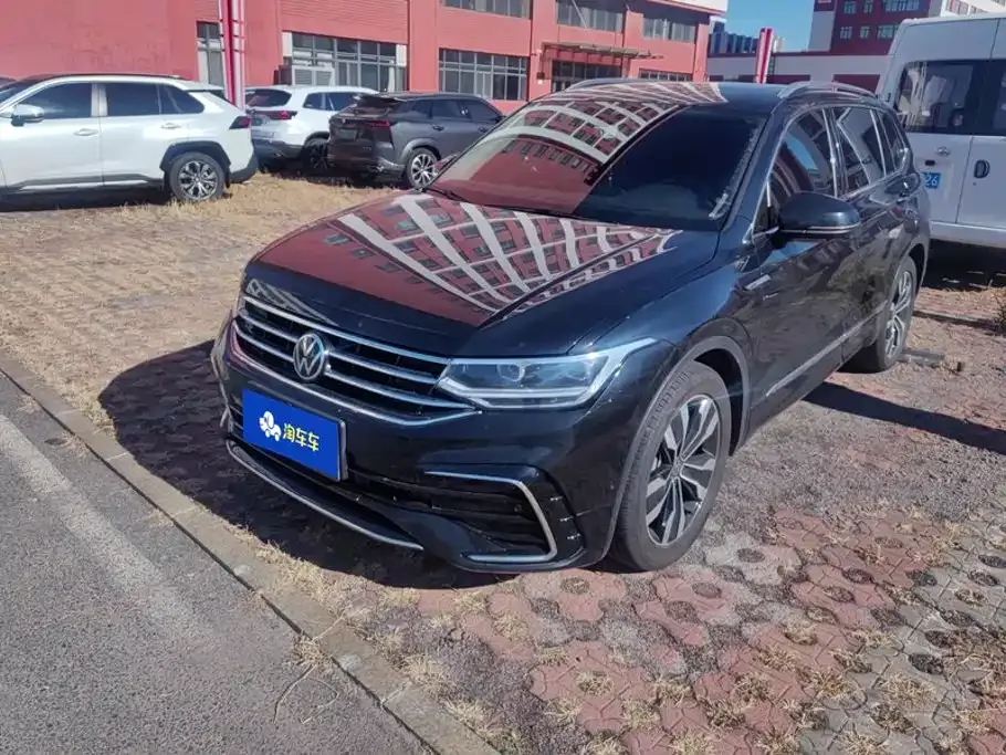 Volkswagen Tiguan L — фото 1