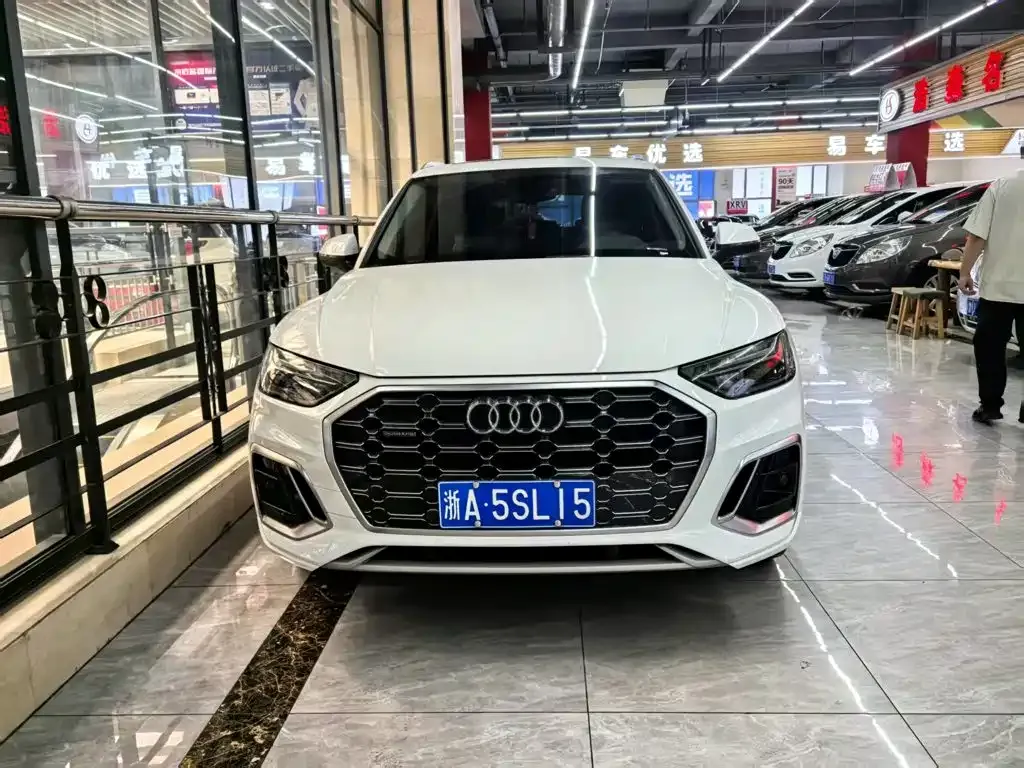 Audi Q5L — фото 1
