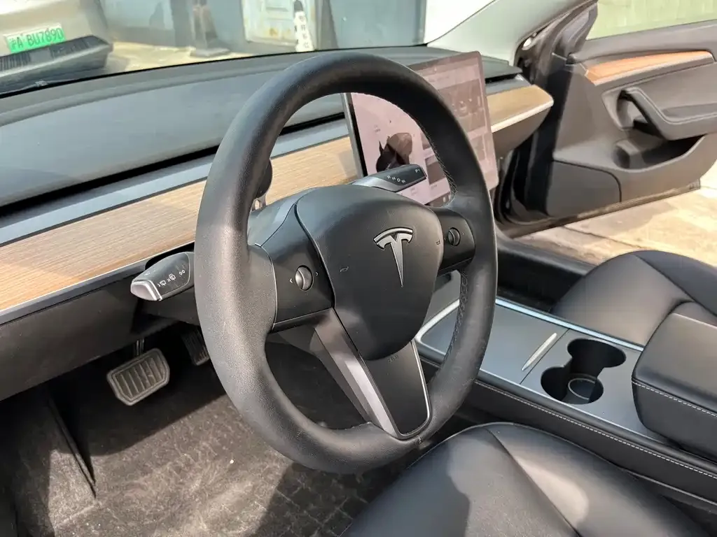 Tesla Model 3 — фото 8