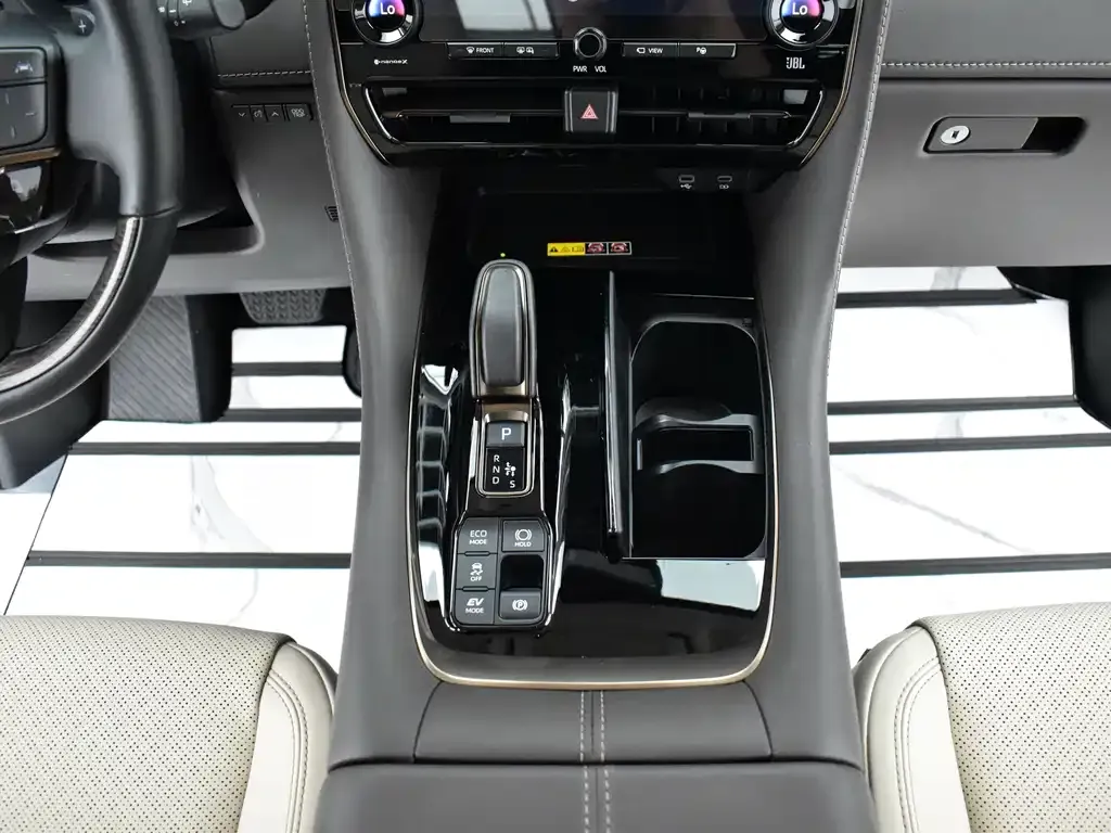 Toyota Alphard — фото 9