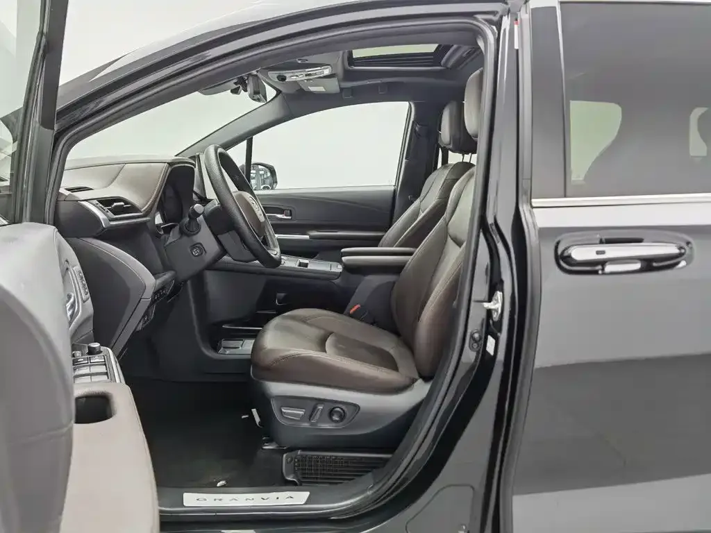 Toyota Granvia — фото 4