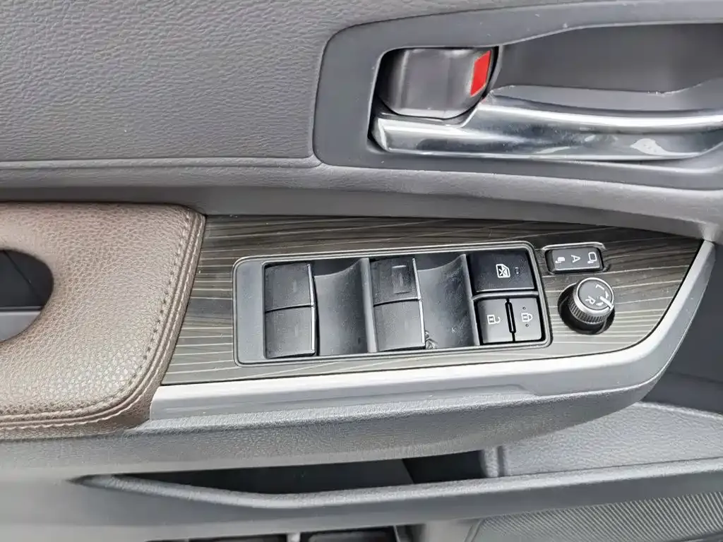 Toyota Granvia — фото 7