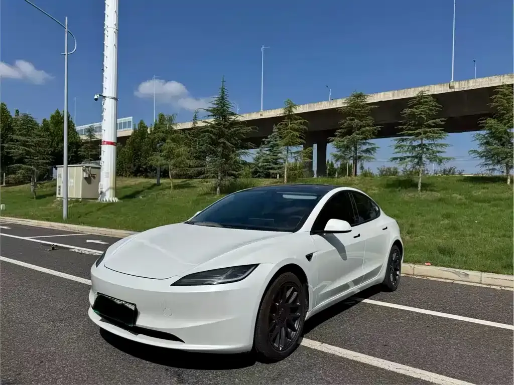 Tesla Model 3 — фото 1